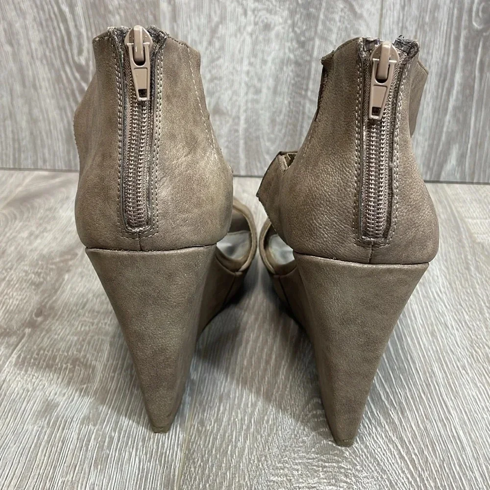 Unlisted By Kenneth Cole Day Dream Platform Wedge Taupe 8.5M